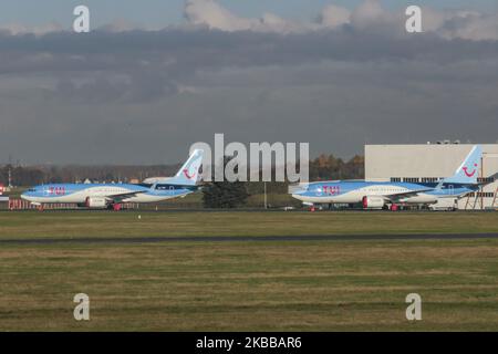 Stapel von TUI Fly Belgium oder TUI Airways Boeing 737 MAX 8 Flugzeugen, die am Brüsseler Nationalflughafen Zaventem BRU EBBR in Belgien landen. Die Flugzeuge werden seit März 12 mit bedeckten Rädern und Motoren geparkt, 2019 als die EASA - European Union Aviation Safety Agency alle Flugoperationen und FAA der 737 MAX 8 und 737 MAX 9 mit einer Sicherheitsrichtlinie wegen des MCAS-Systemausfalls aussperte, was zwei Unfälle desselben neuen Flugzeugtyps zur Folge hatte. TUI fly Belgium ist eine Tochtergesellschaft der TUI Group und Teil der TUI Airlines. TUI Airways, ehemals Thomson Airways VON TOM TOMJET, ist die größte Stockfoto