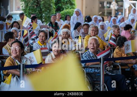 Katholische Gläubige, medizinisches Personal und Patienten des St. Louis Hospitals nehmen am Papstbesuch in Bangkok, Thailand, am 21. November 2019 Teil. (Foto von Thomas De Cian/NurPhoto) Stockfoto