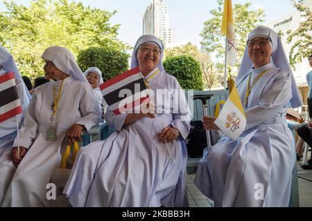 Katholische Gläubige, medizinisches Personal und Patienten des St. Louis Hospitals nehmen am Papstbesuch in Bangkok, Thailand, am 21. November 2019 Teil. (Foto von Thomas De Cian/NurPhoto) Stockfoto