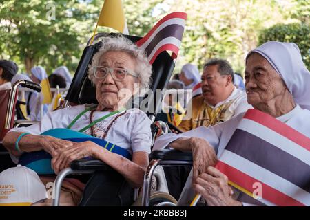 Katholische Gläubige, medizinisches Personal und Patienten des St. Louis Hospitals nehmen am Papstbesuch in Bangkok, Thailand, am 21. November 2019 Teil. (Foto von Thomas De Cian/NurPhoto) Stockfoto