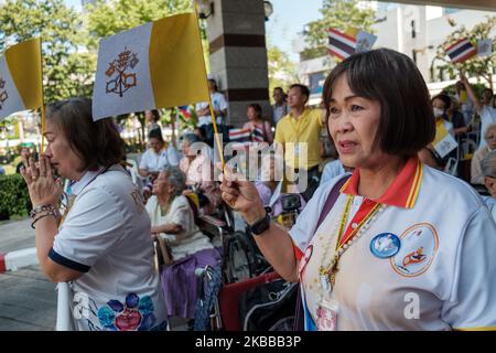 Katholische Gläubige, medizinisches Personal und Patienten des St. Louis Hospitals nehmen am Papstbesuch in Bangkok, Thailand, am 21. November 2019 Teil. (Foto von Thomas De Cian/NurPhoto) Stockfoto