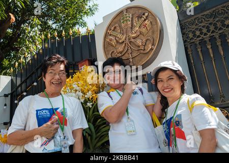 Katholische Gläubige, medizinisches Personal und Patienten des St. Louis Hospitals nehmen am Papstbesuch in Bangkok, Thailand, am 21. November 2019 Teil. (Foto von Thomas De Cian/NurPhoto) Stockfoto