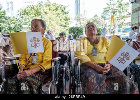 Katholische Gläubige, medizinisches Personal und Patienten des St. Louis Hospitals nehmen am Papstbesuch in Bangkok, Thailand, am 21. November 2019 Teil. (Foto von Thomas De Cian/NurPhoto) Stockfoto