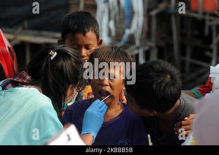 Ein Arzt untersucht am 21,2019. November Zähne bei Kindern im Slum-Gebiet in Cilincing, Jakarta. Die Aktivität wird zum ersten Mal durchgeführt und wird alle 6 Monate in Form der Betreuung von Kindern im Slum-Gebiet fortgesetzt, die Pflege und Gesundheit von Zähnen und Mund benötigen und Eltern über Kinderzähne beraten. (Foto von Dasril Roszandi/NurPhoto) Stockfoto