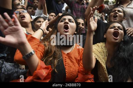 Während einer Demonstration zur Unterstützung der Studenten der Jawaharlal Nehru University (JNU), die am 21. November 2019 in Neu-Delhi gegen eine vorgeschlagene Erhöhung der Übernachtungsgebühr protestieren, rufen Studenten Slogans auf und halten Poster. (Foto von Indraneel Chowdhury/NurPhoto) Stockfoto