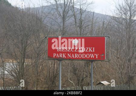 Bieszczady-Nationalpark-Schild in der Nähe des Dorfes Berezki. Am Sonntag, 17. November 2019, in Ustrzyki Dolne, Woiwodschaft Podkarpackie, Polen. (Foto von Artur Widak/NurPhoto) Stockfoto