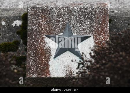 Ein Stern der Roten Armee auf dem Grab auf dem polnisch-russischen Kriegsfriedhof in Baligród. Die Gedenkstätte enthält die Überreste von 5.127 polnischen und sowjetischen Soldaten, die im Jahr 1944 im Kampf gegen die Deutschen in den umliegenden Gebieten gefallen sind, und polnischen Soldaten, die im Jahr 1945-47 im Kampf gegen die UPA (Ukrainische Aufständische Armee) gefallen sind. Am Sonntag, 17. November 2019, in Ustrzyki Dolne, Woiwodschaft Podkarpackie, Polen. (Foto von Artur Widak/NurPhoto) Stockfoto