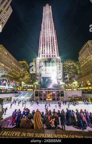 Menschen wie gesehen Eislaufen in Manhattan, New York City NY an der Rockefeller Center Eisbahn vor dem Weihnachtsbaum 2019 an der 5. Ave zwischen 49. und 50. Straßen. Die Eisbahn ist ein Symbol, eine Tradition und eine Attraktion für Touristen in NYC. New York City, USA - 15. November 2019 (Foto von Nicolas Economou/NurPhoto) Stockfoto