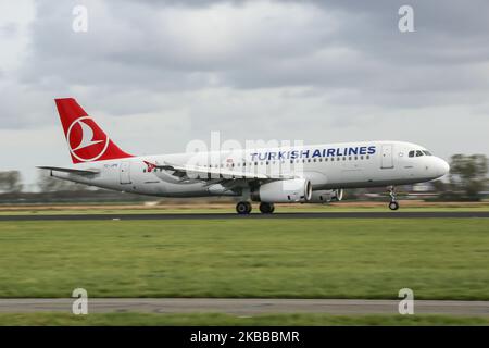 Turkish Airlines Airbus A320-200-Flugzeuge bei der endgültigen Landung auf dem internationalen Flughafen Amsterdam Schiphol AMS EHAM in den Niederlanden am 27. Oktober 2019. Das Flugzeug trägt die Registrierung TC-JPK und den Namen Erdek. Turkish Airlines TK THY, die nationale Fluggesellschaft und Mitglied des Luftfahrtbündnisses der Star Alliance, verbindet die niederländische Stadt mit der Hauptstadt der Türkei, dem Hauptflughafen von Istanbul und Istanbul Sabiha Gokcen SAW. (Foto von Nicolas Economou/NurPhoto) Stockfoto