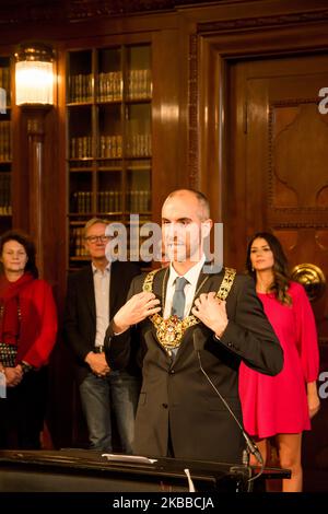 BELIT Onay (Grüne), der neue Oberbürgermeister Hannovers, steht am 22. November 2019 mit der Amtskette im Rathaus in Hannover. Weniger als zwei Wochen nach seiner Wahl tritt Hannovers neuer Oberbürgermeister Onay sein Amt an. Es ist der vierte Grüne Bürgermeister in Deutschland und der erste in Hannover. (Foto von Peter Niedung/NurPhoto) Stockfoto