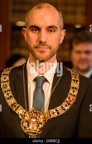 BELIT Onay (Grüne), der neue Oberbürgermeister Hannovers, steht am 22. November 2019 mit der Amtskette im Rathaus in Hannover. Weniger als zwei Wochen nach seiner Wahl tritt Hannovers neuer Oberbürgermeister Onay sein Amt an. Es ist der vierte Grüne Bürgermeister in Deutschland und der erste in Hannover. (Foto von Peter Niedung/NurPhoto) Stockfoto