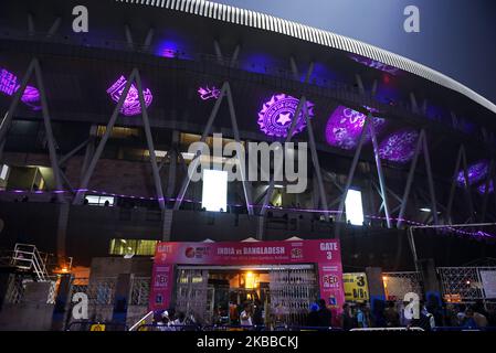 Das Eden Garden Stadion, das Gebäude aus dem Jahr 42, das Tata Center Building und einige Statuen, sind mit rosa Lichtern dekoriert. Es ist das erste Tag-Nacht-Test-Cricket-Spiel zwischen Indien und Bangladesch mit Pink Ball, das ab heute im Eden Garden Stadium in Kalkutta, Indien, am 22. November 2019 beginnt. (Foto von Indranil Aditya/NurPhoto) Stockfoto