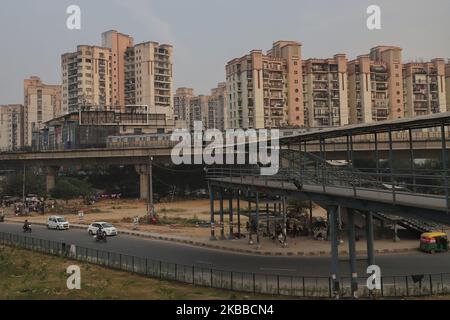 Die Metro-Züge von Delhi fahren am 22. November 2019 in der Nähe von IFFCO chowk in Gurugran am Stadtrand von Neu-Delhi, Indien, zu ihrem Ziel (Foto: Nasir Kachroo/NurPhoto) Stockfoto