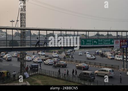 Indische Männer gehen am 22. November 2019 in Gurugram am Stadtrand von Neu-Delhi Indien über einen Fuß über eine Brücke (Foto: Nasir Kachroo/NurPhoto) Stockfoto