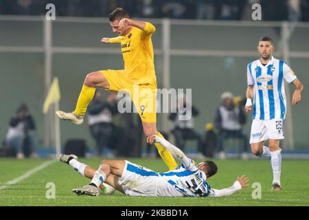 Grigoris Kastanos von Pescara Calcio 1936 und Daniel Ciofani U.S. Cremonese kämpfen während des italienischen Serie B 2019/2020-Spiels zwischen Pescara Calcio 1936 und U.S. Cremonese am 22. November 2019 im Stadio Adriatico Giovanni Cornacchia in Pescara, Italien, um den Ball. (Foto von Danilo Di Giovanni/NurPhoto) Stockfoto