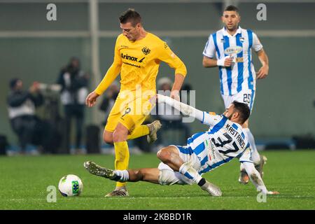 Grigoris Kastanos von Pescara Calcio 1936 und Daniel Ciofani U.S. Cremonese kämpfen während des italienischen Serie B 2019/2020-Spiels zwischen Pescara Calcio 1936 und U.S. Cremonese am 22. November 2019 im Stadio Adriatico Giovanni Cornacchia in Pescara, Italien, um den Ball. (Foto von Danilo Di Giovanni/NurPhoto) Stockfoto