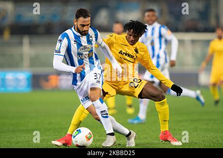 Grigoris Kadanos von Pescara Calcio 1936 und Michael Kingsley US-Cremonesen kämpfen während des italienischen Spiels der Serie B 2019/2020 zwischen Pescara Calcio 1936 und US-Cremonese am 22. November 2019 im Stadio Adriatico Giovanni Cornacchia in Pescara, Italien, um den Ball. (Foto von Danilo Di Giovanni/NurPhoto) Stockfoto