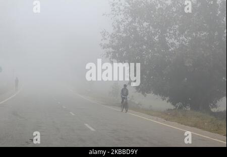 Nebel umhüllte sich in der Hills Station Road bei Belghar im Kandhamal Bezirk, als die Wintersaison beginnt, 220 km entfernt von der östlichen indischen Bundesstaat Odisha Hauptstadt Bhubaneswar. Kandhamal ist der kälteste Ort in Ostindien und jedes Jahr Temperetur mit Minusgraden. (Foto von STR/NurPhoto) Stockfoto