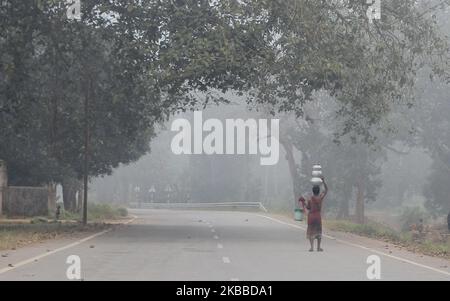 Nebel umhüllte sich in der Hills Station Road bei Belghar im Kandhamal Bezirk, als die Wintersaison beginnt, 220 km entfernt von der östlichen indischen Bundesstaat Odisha Hauptstadt Bhubaneswar. Kandhamal ist der kälteste Ort in Ostindien und jedes Jahr Temperetur mit Minusgraden. (Foto von STR/NurPhoto) Stockfoto