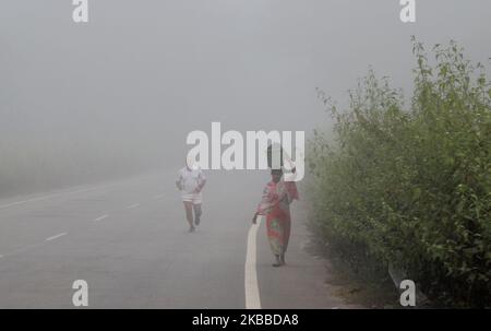 Nebel umhüllte sich in der Hills Station Road bei Belghar im Kandhamal Bezirk, als die Wintersaison beginnt, 220 km entfernt von der östlichen indischen Bundesstaat Odisha Hauptstadt Bhubaneswar. Kandhamal ist der kälteste Ort in Ostindien und jedes Jahr Temperetur mit Minusgraden. (Foto von STR/NurPhoto) Stockfoto