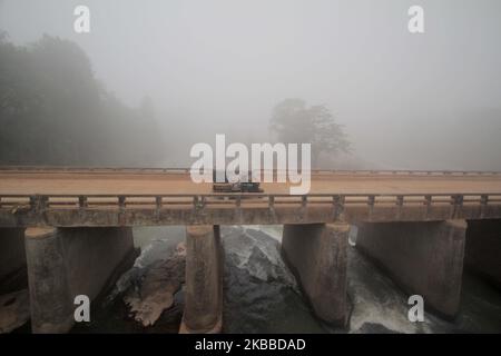 Nebel umhüllte sich in der Hills Station Road bei Belghar im Kandhamal Bezirk, als die Wintersaison beginnt, 220 km entfernt von der östlichen indischen Bundesstaat Odisha Hauptstadt Bhubaneswar. Kandhamal ist der kälteste Ort in Ostindien und jedes Jahr Temperetur mit Minusgraden. (Foto von STR/NurPhoto) Stockfoto