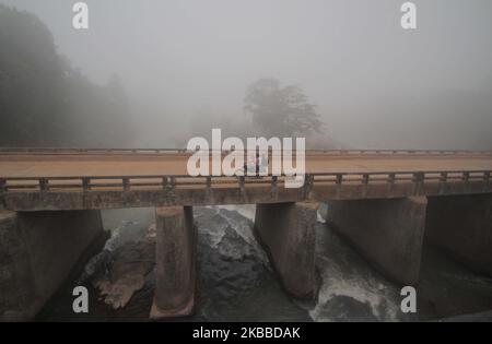 Nebel umhüllte sich in der Hills Station Road bei Belghar im Kandhamal Bezirk, als die Wintersaison beginnt, 220 km entfernt von der östlichen indischen Bundesstaat Odisha Hauptstadt Bhubaneswar. Kandhamal ist der kälteste Ort in Ostindien und jedes Jahr Temperetur mit Minusgraden. (Foto von STR/NurPhoto) Stockfoto