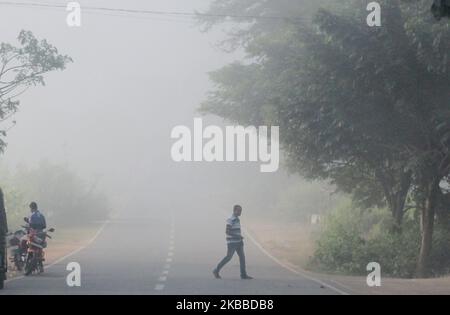 Nebel umhüllte sich in der Hills Station Road bei Belghar im Kandhamal Bezirk, als die Wintersaison beginnt, 220 km entfernt von der östlichen indischen Bundesstaat Odisha Hauptstadt Bhubaneswar. Kandhamal ist der kälteste Ort in Ostindien und jedes Jahr Temperetur mit Minusgraden. (Foto von STR/NurPhoto) Stockfoto