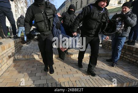 Die Polizei hält einen rechtsextremen Aktivisten fest, der gegen die Anti-Transphobie-Kundgebung in Kiew, Ukraine, am 23. November 2019 protestierte. Dutzende von Menschen nehmen an der Kundgebung zum Internationalen Tag des Gedenkens an Transgender-Menschen, die durch Transphobie getötet wurden, 20. Teil. (Foto von Sergii Chartschenko/NurPhoto) Stockfoto