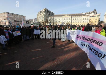Am 23. November 2019 nehmen Menschen an einer Anti-Transphobie-Kundgebung in Kiew, Ukraine, Teil. Dutzende von Menschen nehmen an der Kundgebung zum Internationalen Tag des Gedenkens an Transgender-Menschen, die durch Transphobie getötet wurden, 20. Teil. (Foto von Sergii Chartschenko/NurPhoto) Stockfoto