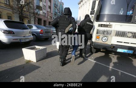 Die Polizei hält einen rechtsextremen Aktivisten fest, der gegen die Anti-Transphobie-Kundgebung in Kiew, Ukraine, am 23. November 2019 protestierte. Dutzende von Menschen nehmen an der Kundgebung zum Internationalen Tag des Gedenkens an Transgender-Menschen, die durch Transphobie getötet wurden, 20. Teil. (Foto von Sergii Chartschenko/NurPhoto) Stockfoto