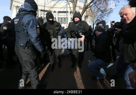 Die Polizei hält rechtsextreme Aktivisten fest, die gegen die Anti-Transphobie-Kundgebung in Kiew, Ukraine, protestieren, 23. November 2019. Dutzende von Menschen nehmen an der Kundgebung zum Internationalen Tag des Gedenkens an Transgender-Menschen, die durch Transphobie getötet wurden, 20. Teil. (Foto von Sergii Chartschenko/NurPhoto) Stockfoto