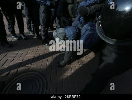 Die Polizei hält einen rechtsextremen Aktivisten fest, der gegen die Anti-Transphobie-Kundgebung in Kiew, Ukraine, am 23. November 2019 protestierte. Dutzende von Menschen nehmen an der Kundgebung zum Internationalen Tag des Gedenkens an Transgender-Menschen, die durch Transphobie getötet wurden, 20. Teil. (Foto von Sergii Chartschenko/NurPhoto) Stockfoto