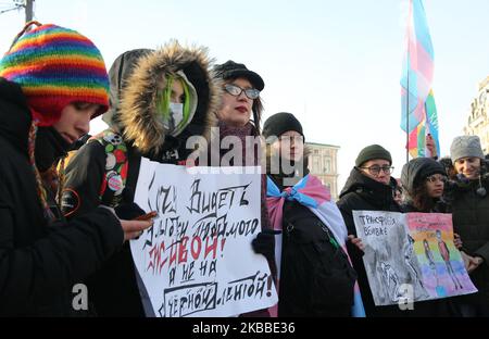 Menschen halten Plakate, während sie an der Anti-Transphobie-Kundgebung in Kiew, Ukraine, am 23. November 2019 teilnehmen. Dutzende von Menschen nehmen an der Kundgebung zum Internationalen Tag des Gedenkens an Transgender-Menschen, die durch Transphobie getötet wurden, 20. Teil. (Foto von Sergii Chartschenko/NurPhoto) Stockfoto