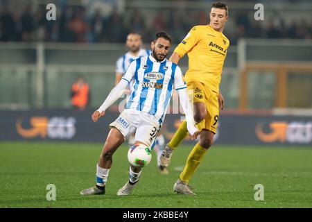 Grigoris Kastanos von Pescara Calcio und Daniel Ciofani U.S. Cremonese kämpfen während des italienischen Serie B 2019/2020-Spiels zwischen Pescara Calcio 1936 und U.S. Cremonese am 22. November 2019 im Stadio Adriatico Giovanni Cornacchia in Pescara, Italien, um den Ball. (Foto von Danilo Di Giovanni/NurPhoto) Stockfoto