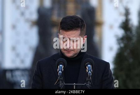 Der ukrainische Präsident Volodymyr Zelenskiy bei Veranstaltungen zum Gedenktag für die Opfer der Hungersnot auf dem Territorium des Nationalmuseums „Memorial to the Victims of the Holodomor“ in Kiew. Ukraine, Samstag, 23. November 2019 der ukrainische Präsident Volodymyr Zelenskiy erinnerte daran, dass die Ukrainer heute das Gedenken an die Opfer des Holodomor ehren, der das totalitäre stalinistische Regime gegen das Volk der Ukraine begangen hat. (Foto von Danil Shamkin/NurPhoto) Stockfoto