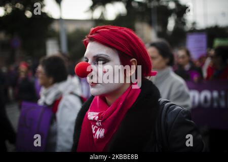 Eine als Daniela 'El Mimo' Carrasco gekleidete Frau, die im vergangenen 20. Oktober am Stadtrand von Santiago de Chile erhängt wurde, nimmt an einem nationalen marsch Teil, der von der nicht-Una Di Meno-Bewegung (nicht weniger) am 23. November 2019 in Rom organisiert wurde. Tausende von Menschen gingen auf die Straße, um die Gewalt von Männern gegen Frauen, die Diskriminierung von Männern und die Belästigung am Arbeitsplatz zu verurteilen. (Foto von Christian Minelli/NurPhoto) Stockfoto