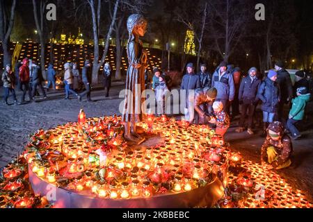 Im Rahmen einer Gedenkfeier zum 86.. Jahrestag der Hungersnot von 1932-33, bei der Millionen an Hunger starben, besuchen Menschen in Kiew, Ukraine, am 23. November 2019 ein Denkmal für die Holodomor-Opfer. (Foto von Maxym Marusenko/NurPhoto) Stockfoto