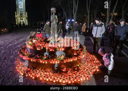 Im Rahmen einer Gedenkfeier zum 86.. Jahrestag der Hungersnot von 1932-33, bei der Millionen an Hunger starben, besuchen Menschen in Kiew, Ukraine, am 23. November 2019 ein Denkmal für die Holodomor-Opfer. (Foto von Maxym Marusenko/NurPhoto) Stockfoto