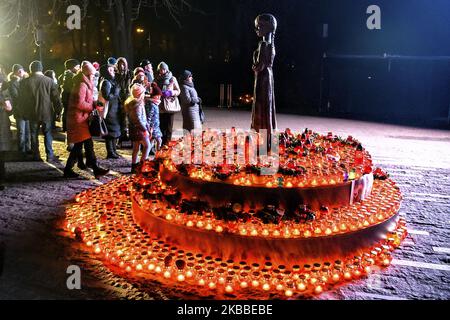 Im Rahmen einer Gedenkfeier zum 86.. Jahrestag der Hungersnot von 1932-33, bei der Millionen an Hunger starben, besuchen Menschen in Kiew, Ukraine, am 23. November 2019 ein Denkmal für die Holodomor-Opfer. (Foto von Maxym Marusenko/NurPhoto) Stockfoto
