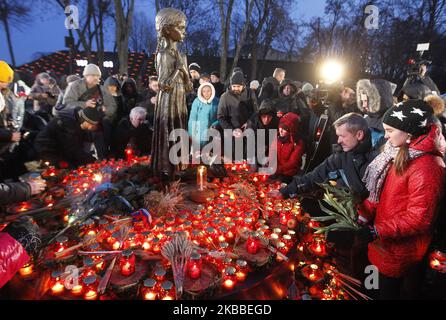 Am 23. November 2019 wurde in Kiew, Ukraine, ein Denkmal für die Opfer des Holodomors von 1932-1933 aufgestellt, in dem Kerzen aufgestellt und die Opfer des Holodomors (große Hungersnot in der Ukraine 1932-33) geehrt wurden. Die Ukrainer begehen den Jahrestag der Großen Hungersnot in der sowjetischen Ukraine 1932-33, die viele als einen Völkermord betrachten, der vom damaligen sowjetischen Führer Joseph Stalin angeordnet wurde, wo Millionen Ukrainer in einer Hungerkatastrophe starben, wie sie in der Geschichte der Ukraine noch nie zuvor war. (Foto von STR/NurPhoto) Stockfoto