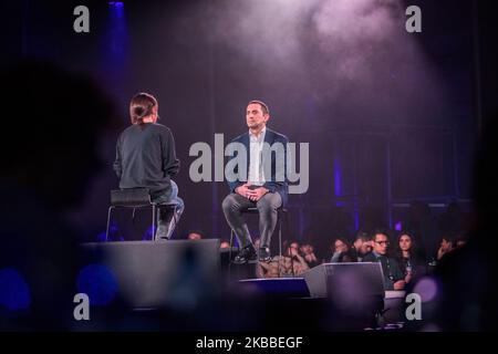 Turin, Italien - 23. November 2019: Visionary Days ist ein Event, bei dem 1500 junge Menschen aus ganz Italien zusammenkommen, um sich den aktuellen Veränderungen zu stellen und die nächste Zukunft zu gestalten. Gemeinsam, konkret und ausgehend von der Begegnung verschiedener Leben und Visionen. Der Minister für Sport und Jugendpolitik Vincenzo Spadafora nahm an den Visionären Tagen auf der Bühne der OGR von Turin Teil. (Foto von Mauro Ujetto/NurPhoto) Stockfoto