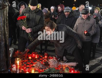 Am 23. November 2019 wurde in Kiew, Ukraine, ein Denkmal für die Opfer des Holodomors von 1932-1933 aufgestellt, in dem Kerzen aufgestellt und die Opfer des Holodomors (große Hungersnot in der Ukraine 1932-33) geehrt wurden. Die Ukrainer begehen den Jahrestag der Großen Hungersnot in der sowjetischen Ukraine 1932-33, die viele als einen Völkermord betrachten, der vom damaligen sowjetischen Führer Joseph Stalin angeordnet wurde, wo Millionen Ukrainer in einer Hungerkatastrophe starben, wie sie in der Geschichte der Ukraine noch nie zuvor war. (Foto von STR/NurPhoto) Stockfoto