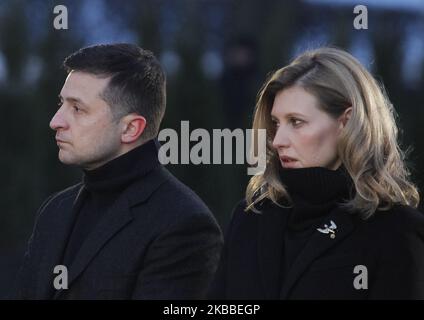 Der ukrainische Präsident Wolodymyr Zelenski und seine Frau Olena würdigten am 23. November 2019 in einem Denkmal für die Opfer des Holodomors (große Hungersnot in der Ukraine 1932-33) in Kiew, Ukraine, die Opfer des Holodomors von 1932-1933. Die Ukrainer begehen den Jahrestag der Großen Hungersnot in der sowjetischen Ukraine 1932-33, die viele als einen Völkermord betrachten, der vom damaligen sowjetischen Führer Joseph Stalin angeordnet wurde, wo Millionen Ukrainer in einer Hungerkatastrophe starben, wie sie in der Geschichte der Ukraine noch nie zuvor war. (Foto von STR/NurPhoto) Stockfoto