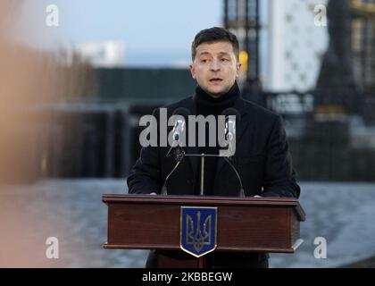 Der ukrainische Präsident Wolodymyr Zelenski spricht am 23. November 2019 bei einer Gedenkfeier vor dem Denkmal für die Opfer des Holodomors in Kiew, Ukraine. Die Ukrainer begehen den Jahrestag der Großen Hungersnot in der sowjetischen Ukraine 1932-33, die viele als einen Völkermord betrachten, der vom damaligen sowjetischen Führer Joseph Stalin angeordnet wurde, wo Millionen Ukrainer in einer Hungerkatastrophe starben, wie sie in der Geschichte der Ukraine noch nie zuvor war. (Foto von STR/NurPhoto) Stockfoto