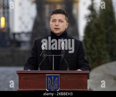 Der ukrainische Präsident Wolodymyr Zelenski spricht am 23. November 2019 bei einer Gedenkfeier vor dem Denkmal für die Opfer des Holodomors in Kiew, Ukraine. Die Ukrainer begehen den Jahrestag der Großen Hungersnot in der sowjetischen Ukraine 1932-33, die viele als einen Völkermord betrachten, der vom damaligen sowjetischen Führer Joseph Stalin angeordnet wurde, wo Millionen Ukrainer in einer Hungerkatastrophe starben, wie sie in der Geschichte der Ukraine noch nie zuvor war. (Foto von STR/NurPhoto) Stockfoto