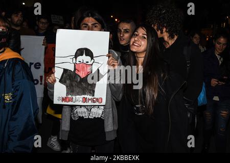 Demonstration in Palermo gegen Gewalt gegen Frauen, in Solidarität mit dem chilenischen Volk, das gegen die Regierung von Sebastian Piñera protestiert, und in Solidarität mit den Völkern Nordsyriens, die gegen Erdogans Invasion der Türkei kämpfen und Widerstand leisten. Palermo, 23. November 2019. (Foto von Francesco Militello Mirto/NurPhoto) Stockfoto