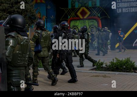 Am dritten Tag der Proteste in Kolumbien mit schwer verletzten Menschen in Bogota, Kolumbien, am 23. November 2019 intervenieren Protestergruppen, um sie zu zerstreuen. (Foto von Vanessa Gonzalez/NurPhoto) Stockfoto