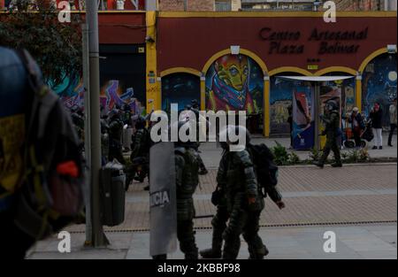 Am dritten Tag des National Strake trifft sich eine Gruppe von Demonstranten auf der Plaza de Bolivar in Bogota, um einen friedlichen Cacerolazo gegen die Regierung von Präsident Ivan Duque durchzuführen. Demonstranten werden von der mobilen Staffel von Riot (ESMAD) vertrieben. Bogota Kolumbien. 23. November 2019 / NurPhoto Agency / Vannessa Jimenez (Foto von Vanessa Gonzalez/NurPhoto) Stockfoto