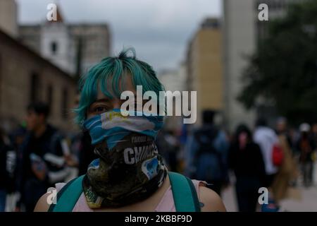 Am dritten Tag des National Strake trifft sich eine Gruppe von Demonstranten auf der Plaza de Bolivar in Bogota, um einen friedlichen Cacerolazo gegen die Regierung von Präsident Ivan Duque durchzuführen. Demonstranten werden von der mobilen Staffel von Riot (ESMAD) vertrieben. Bogota Kolumbien. 23. November 2019 / NurPhoto Agency / Vannessa Jimenez (Foto von Vanessa Gonzalez/NurPhoto) Stockfoto