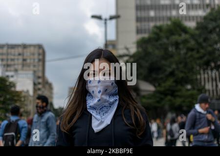 Am dritten Tag des National Strake trifft sich eine Gruppe von Demonstranten auf der Plaza de Bolivar in Bogota, um einen friedlichen Cacerolazo gegen die Regierung von Präsident Ivan Duque durchzuführen. Demonstranten werden von der mobilen Staffel von Riot (ESMAD) vertrieben. Bogota Kolumbien. 23. November 2019 / NurPhoto Agency / Vannessa Jimenez (Foto von Vanessa Gonzalez/NurPhoto) Stockfoto